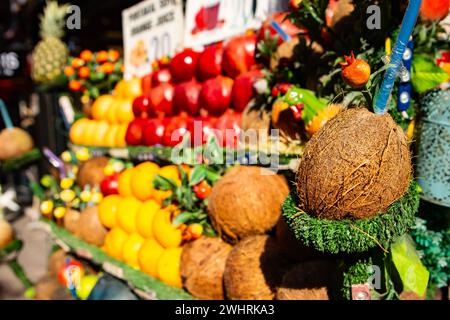 mercato della frutta e vari tipi di frutta tropicale Foto Stock