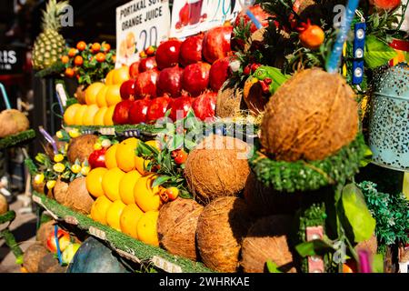 mercato della frutta e vari tipi di frutta tropicale Foto Stock