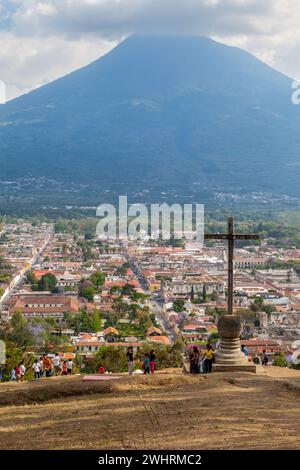 Antigua, Guatemala. Vista dal Cerro de la Cruz. Vulcano Agua in background. Foto Stock