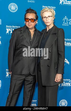 Santa Barbara, Stati Uniti. 10 febbraio 2024. Arrivi Red Carpet: Il direttore esecutivo della SBIFF Roger Durling e Jane Lynch. Il 39° Santa Barbara International Film Festival Virtuosos Awards all'Arlington Theatre di Santa Barbara, CALIFORNIA, il 10 febbraio 2024. (Foto di Rod Rolle/Sipa USA) credito: SIPA USA/Alamy Live News Foto Stock