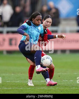 Fuka Nagano di Liverpool e Danielle Carter dei London City Lionesses si battono per il pallone durante la partita del quinto round di Adobe WFA Cup al Princes Park di Dartford. Data foto: Domenica 11 febbraio 2024. Foto Stock