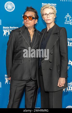 Santa Barbara, Stati Uniti. 10 febbraio 2024. Arrivi Red Carpet: Il direttore esecutivo della SBIFF Roger Durling e Jane Lynch. Il 39° Santa Barbara International Film Festival Virtuosos Awards all'Arlington Theatre di Santa Barbara, CALIFORNIA, il 10 febbraio 2024. (Foto di Rod Rolle/Sipa USA) credito: SIPA USA/Alamy Live News Foto Stock