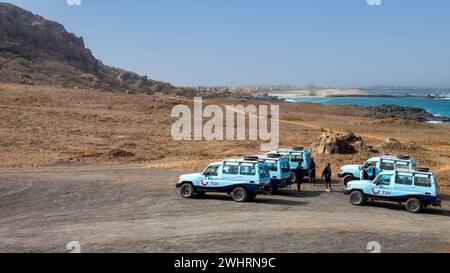 Boa Vista, Capo Verde - 23 marzo 2018: I turisti esplorano il terreno accidentato dell'isola con gli affidabili Land Cruisers 4x4 di TUI. Foto Stock