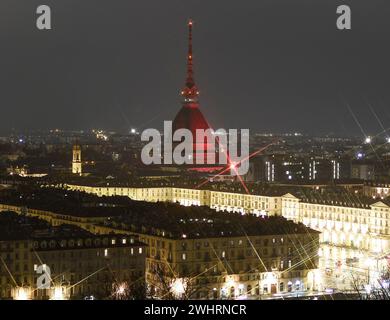 Torino, Italia. 10 febbraio 2024. Un carattere cinese "fu", che significa "buona fortuna", e una luce rossa sono proiettati sulla Mole Antonelliana per celebrare il Capodanno lunare cinese a Torino, Italia, 10 febbraio 2024. Crediti: Federico Tardito/Xinhua/Alamy Live News Foto Stock