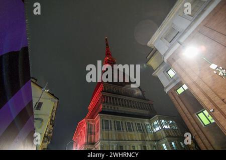 Torino, Italia. 10 febbraio 2024. Un carattere cinese "fu", che significa "buona fortuna", e una luce rossa sono proiettati sulla Mole Antonelliana per celebrare il Capodanno lunare cinese a Torino, Italia, 10 febbraio 2024. Crediti: Federico Tardito/Xinhua/Alamy Live News Foto Stock