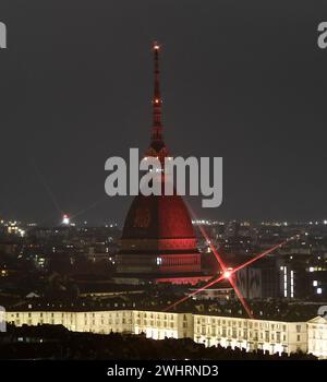 Torino, Italia. 10 febbraio 2024. Un carattere cinese "fu", che significa "buona fortuna", e una luce rossa sono proiettati sulla Mole Antonelliana per celebrare il Capodanno lunare cinese a Torino, Italia, 10 febbraio 2024. Crediti: Federico Tardito/Xinhua/Alamy Live News Foto Stock