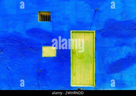Colori vivaci di Boa Vista: La porta gialla e la parete blu - un contrasto di colore coloniale. Foto di alta qualità Foto Stock