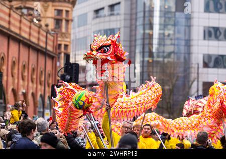 SOLO gli artisti A USO EDITORIALE prendono parte alla Dragon Parade come parte delle celebrazioni del capodanno cinese di Manchester per dare il benvenuto all'anno del drago. Data foto: Domenica 11 febbraio 2024. Foto Stock