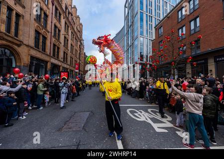 SOLO gli artisti A USO EDITORIALE prendono parte alla Dragon Parade come parte delle celebrazioni del capodanno cinese di Manchester per dare il benvenuto all'anno del drago. Data foto: Domenica 11 febbraio 2024. Foto Stock