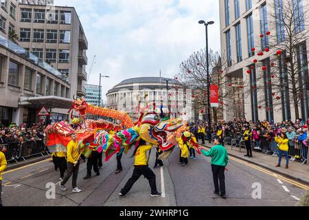 SOLO gli artisti A USO EDITORIALE prendono parte alla Dragon Parade come parte delle celebrazioni del capodanno cinese di Manchester per dare il benvenuto all'anno del drago. Data foto: Domenica 11 febbraio 2024. Foto Stock