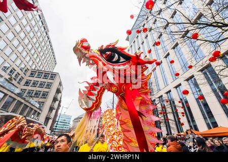 SOLO gli artisti A USO EDITORIALE prendono parte alla Dragon Parade come parte delle celebrazioni del capodanno cinese di Manchester per dare il benvenuto all'anno del drago. Data foto: Domenica 11 febbraio 2024. Foto Stock