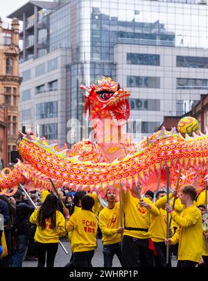 SOLO gli artisti A USO EDITORIALE prendono parte alla Dragon Parade come parte delle celebrazioni del capodanno cinese di Manchester per dare il benvenuto all'anno del drago. Data foto: Domenica 11 febbraio 2024. Foto Stock