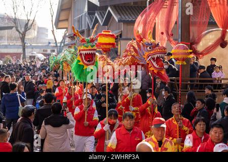 (240211) -- PECHINO, 11 febbraio 2024 (Xinhua) -- artisti popolari di danza drago sfilano per strada nella contea di Feidong, nella provincia di Anhui della Cina orientale, 11 febbraio 2024. I cinesi celebrano il Festival di Primavera in vari modi durante le loro vacanze. (Foto di Ruan Xuefeng/Xinhua) Foto Stock