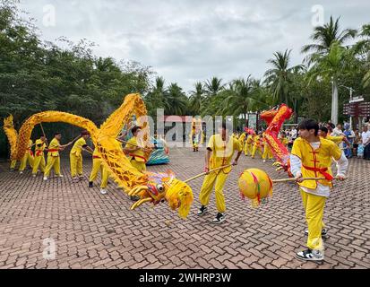 (240211) -- PECHINO, 11 febbraio 2024 (Xinhua) -- artisti popolari eseguono danze drago a Sanya, nella provincia cinese di Hainan, 11 febbraio 2024. I cinesi celebrano il Festival di Primavera in vari modi durante le loro vacanze. (Foto di Guo Zhihua/Xinhua) Foto Stock