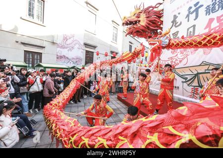 (240211) -- PECHINO, 11 febbraio 2024 (Xinhua) -- artisti popolari eseguono danza drago a Wuhan, nella provincia cinese di Hubei, 11 febbraio 2024. I cinesi celebrano il Festival di Primavera in vari modi durante le loro vacanze. (Foto di Zhao Jun/Xinhua) Foto Stock