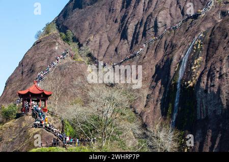 (240211) -- PECHINO, 11 febbraio 2024 (Xinhua) -- i turisti visitano un'area panoramica dei monti Wuyi nella provincia del Fujian nella Cina sud-orientale, 11 febbraio 2024. I cinesi celebrano il Festival di Primavera in vari modi durante le loro vacanze. (Foto di Chen Ying/Xinhua) Foto Stock