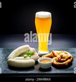 Salsiccia originale di Monaco con Hefeweizen e pretzel Foto Stock