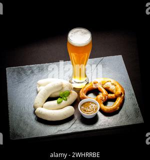 Salsiccia originale di Monaco con Hefeweizen e pretzel Foto Stock