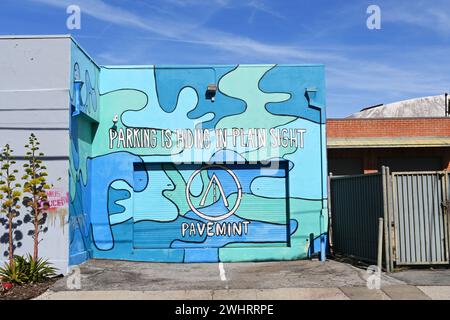 CULVER CITY, CALIFORNIA - 28 GENNAIO 2024: Murale per Pavemint, un'app basata su Los Angeles che consente alle persone di condividere i propri parcheggi. Foto Stock