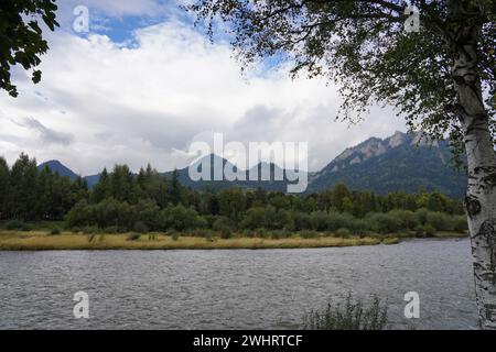 Settembre a Pieniny, Dunajec e tre corone, paesaggio autunnale, vista dalla Slovacchia Foto Stock