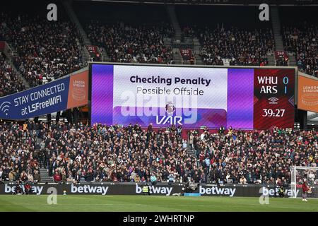 Londra, Regno Unito. 11 febbraio 2024. Il VAR verifica un eventuale rigore durante la partita di Premier League West Ham United vs Arsenal al London Stadium, Londra, Regno Unito, 11 febbraio 2024 (foto di Mark Cosgrove/News Images) a Londra, Regno Unito, il 2/11/2024. (Foto di Mark Cosgrove/News Images/Sipa USA) credito: SIPA USA/Alamy Live News Foto Stock