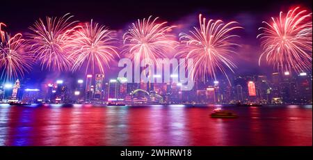 Hong Kong, Cina. 11 febbraio 2024. I fuochi d'artificio in celebrazione del Festival di Primavera illuminano il cielo sopra Victoria Harbour a Hong Kong, Cina meridionale, 11 febbraio 2024. Crediti: Zhu Wei/Xinhua/Alamy Live News Foto Stock