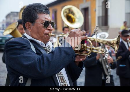 Antigua, Guatemala. Tromba Player in una band di marcia, Semana Santa. Foto Stock