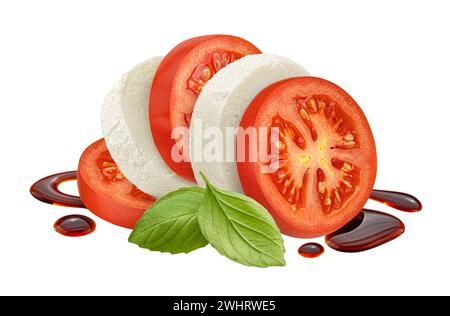 Fette di mozzarella e pomodoro con basilico e condimento balsamico isolato su sfondo bianco Foto Stock