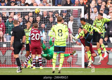 London Stadium, Londra, Regno Unito. 11 febbraio 2024. Premier League Football, West Ham United contro Arsenal; William Saliba dell'Arsenal vince il colpo di testa con un calcio d'angolo e segna per 0-1 nel 32° minuto Credit: Action Plus Sports/Alamy Live News Foto Stock