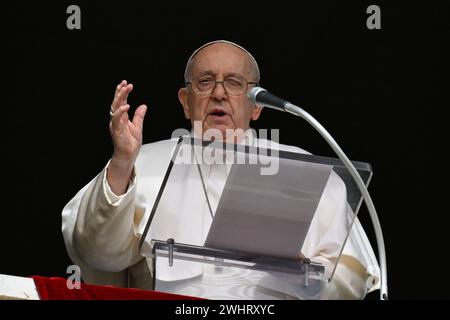 Vaticano, Vaticano. 11 febbraio 2024. Italia, Roma, Vaticano, 2024/2/11 . Papa Francesco dà la sua benedizione ai fedeli durante la preghiera dell'Angelus in Piazza San Pietro in Vaticano. Foto dei MEDIA VATICANI / Catholic Press Photo Credit: Agenzia fotografica indipendente / Alamy Live News Foto Stock