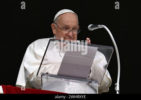 Vaticano, Vaticano. 11 febbraio 2024. Italia, Roma, Vaticano, 2024/2/11 . Papa Francesco dà la sua benedizione ai fedeli durante la preghiera dell'Angelus in Piazza San Pietro in Vaticano. Foto dei MEDIA VATICANI / Catholic Press Photo Credit: Agenzia fotografica indipendente / Alamy Live News Foto Stock