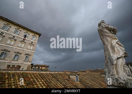 Vaticano, Vaticano. 11 febbraio 2024. Italia, Roma, Vaticano, 2024/2/11 . Papa Francesco dà la sua benedizione ai fedeli durante la preghiera dell'Angelus in Piazza San Pietro in Vaticano. Foto dei MEDIA VATICANI / Catholic Press Photo Credit: Agenzia fotografica indipendente / Alamy Live News Foto Stock