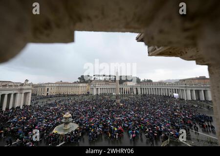 Vaticano, Vaticano. 11 febbraio 2024. Italia, Roma, Vaticano, 2024/2/11 . Papa Francesco dà la sua benedizione ai fedeli durante la preghiera dell'Angelus in Piazza San Pietro in Vaticano. Foto dei MEDIA VATICANI / Catholic Press Photo Credit: Agenzia fotografica indipendente / Alamy Live News Foto Stock