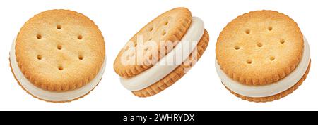 Biscotti sandwich, biscotti ripieni di crema alla vaniglia isolati su fondo bianco, profondità totale del campo Foto Stock