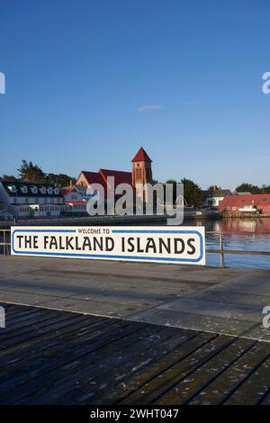 Benvenuto al cartello delle Isole Falkland su un molo utilizzato dai visitatori che arrivano via mare a Stanley, capitale delle Isole Falkland. Foto Stock