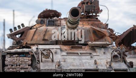 Carro armato militare danneggiato in una strada cittadina in Ucraina Foto Stock