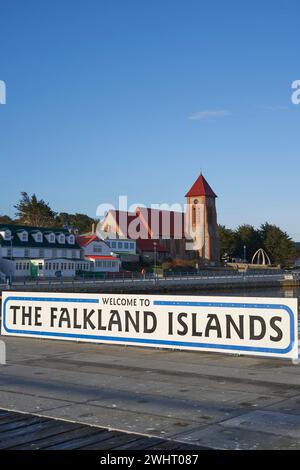 Benvenuto al cartello delle Isole Falkland su un molo utilizzato dai visitatori che arrivano via mare a Stanley, capitale delle Isole Falkland. Foto Stock