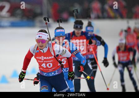Da sinistra Lucie Charvatova della Repubblica Ceca, Michela Carrara dell'Italia e Deedra Irwin degli Stati Uniti gareggiano nell'inseguimento di 10 km femminile durante i Campionati del mondo di Biathlon 2024 a nove Mesto na Morave, distretto di Zdar, regione Vysocina, Repubblica Ceca, 11 febbraio, 2024. (CTK Photo/Michal Kamaryt) Foto Stock