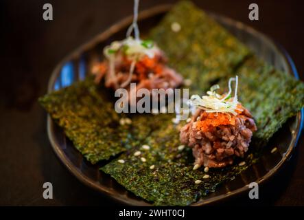 Wagyu su alghe nori su piatto. Concetto di carne giapponese di prima qualità Foto Stock