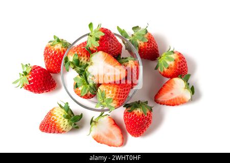 Fragole tagliate a fette con foglie isolate. Intera e mezza fragola su bianco. Le fragole isolano. vista dall'alto delle fragole Foto Stock