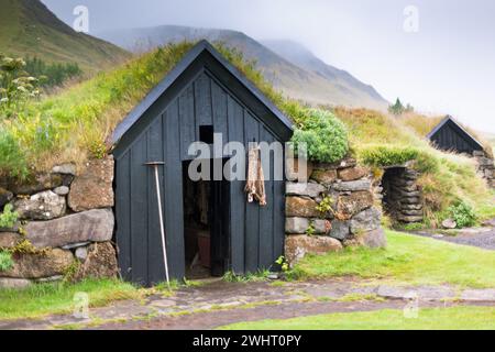 Vecchia e tipica casa rurale islandese Foto Stock