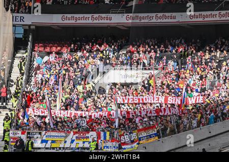 11 febbraio 2024, Baden-Württemberg, Stoccarda: Calcio, Bundesliga, VfB Stuttgart - FSV Mainz 05, Matchday 21, MHPArena. I fan di FSV Mainz 05 presentano striscioni con lo slogan "gli investitori sono come il mercoledì delle ceneri tutto l'anno!" In segno di protesta contro i piani degli investitori della Lega calcistica tedesca. Foto: Harry Langer/dpa - NOTA IMPORTANTE: In conformità con le normative della DFL German Football League e della DFB German Football Association, è vietato utilizzare o far utilizzare fotografie scattate nello stadio e/o della partita sotto forma di immagini sequenziali e/o serie di foto video. Foto Stock