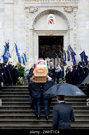 Torino, Italia. 10 febbraio 2024. La bara arriva al Duomo di Torino, il 10 febbraio 2024, per la cerimonia funebre di S a R Principe Vittorio Emanuele di Savoia (12-2-1937 – 3-2-2024), l'ultimo Principe ereditario d'Italia Credit: Albert Nieboer/Netherlands OUT/Point de Vue OUT/dpa/Alamy Live News Foto Stock