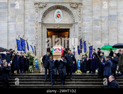 Torino, Italia. 10 febbraio 2024. La bara parte al Duomo di Torino, il 10 febbraio 2024, dopo la cerimonia funebre di S a R Principe Vittorio Emanuele di Savoia (12-2-1937 – 3-2-2024), l'ultimo Principe ereditario d'Italia Credit: Albert Nieboer/Netherlands OUT/Point de Vue OUT/dpa/Alamy Live News Foto Stock