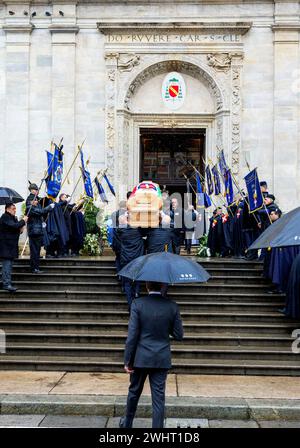 Torino, Italia. 10 febbraio 2024. La bara arriva al Duomo di Torino, il 10 febbraio 2024, per la cerimonia funebre di S a R Principe Vittorio Emanuele di Savoia (12-2-1937 – 3-2-2024), l'ultimo Principe ereditario d'Italia Credit: Albert Nieboer/Netherlands OUT/Point de Vue OUT/dpa/Alamy Live News Foto Stock