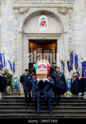 Torino, Italia. 10 febbraio 2024. La bara parte al Duomo di Torino, il 10 febbraio 2024, dopo la cerimonia funebre di S a R Principe Vittorio Emanuele di Savoia (12-2-1937 – 3-2-2024), l'ultimo Principe ereditario d'Italia Credit: Albert Nieboer/Netherlands OUT/Point de Vue OUT/dpa/Alamy Live News Foto Stock