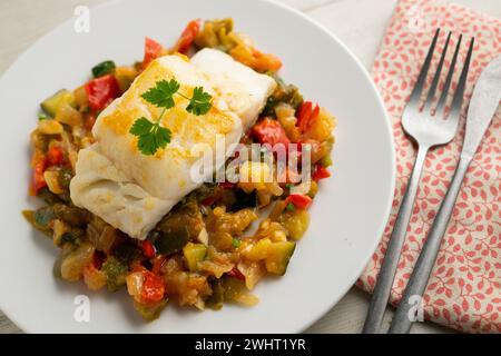 Tapa di merluzzo cotta con verdure in samfaina. Ricetta tradizionale della gastronomia spagnola. Foto Stock