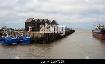 Whitstable, Regno Unito, 8 giugno 2023: Pescherecci ormeggiati nel porto di Whitstable nel Kent Inghilterra Foto Stock