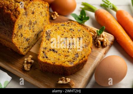 Deliziosa e soffice torta di carote con noci su una tavola di legno. Foto Stock