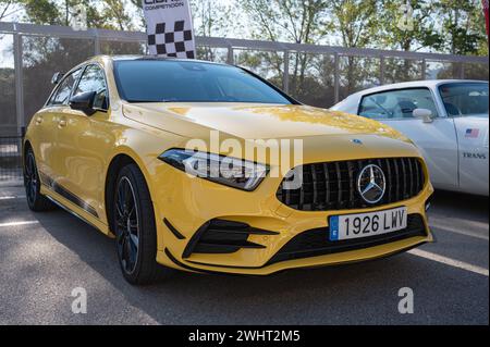 Vista frontale di un moderno veicolo ibrido Mercedes Benz 250E Classe A. Foto Stock